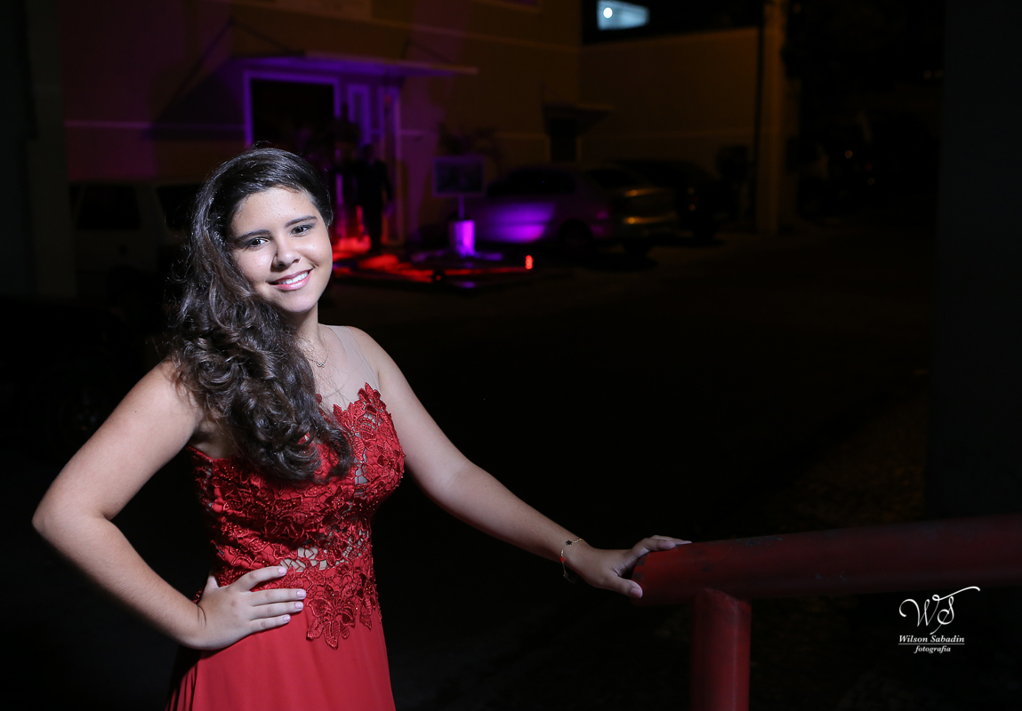 fotografia de 15 anos a debutante enfrente ao espaço do seu evento