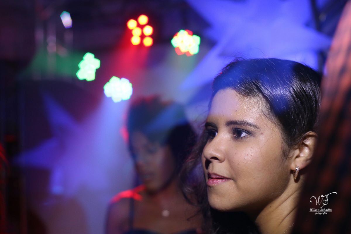 fotografia de 15 anos a debutante na boate com show de luz cênica