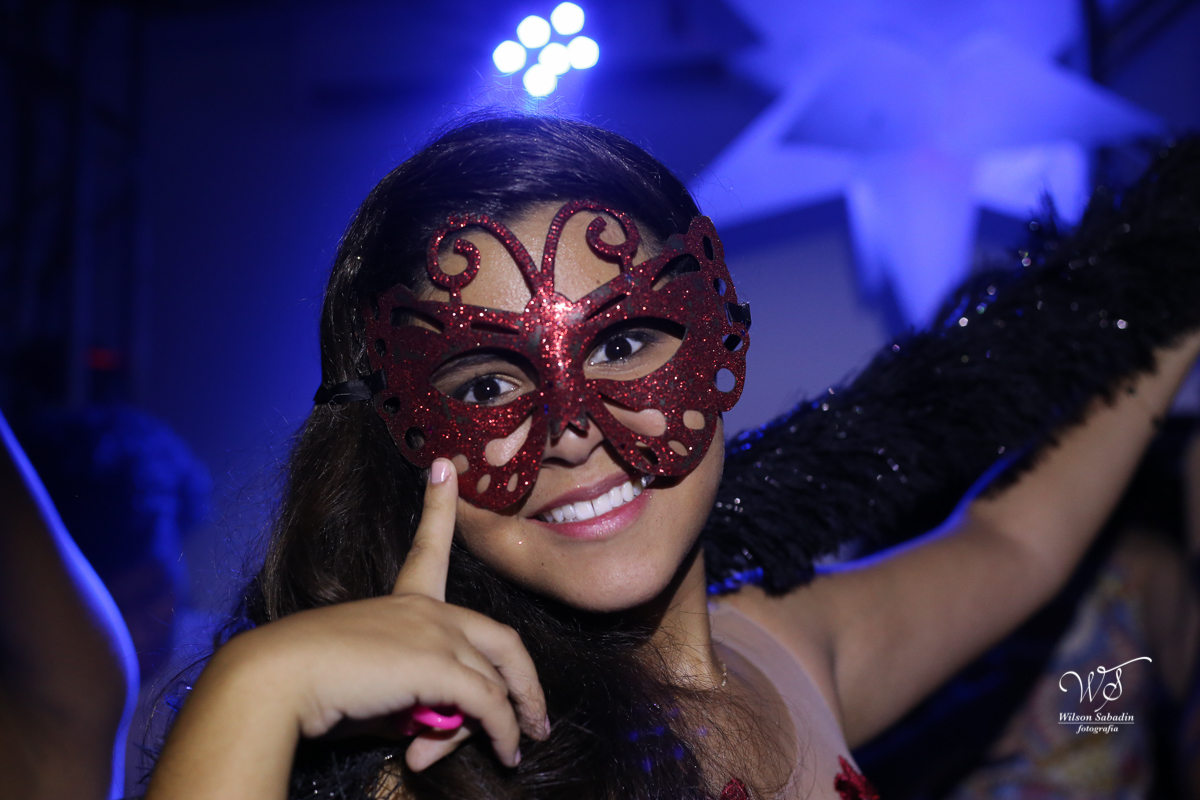 fotografia de 15 anos a debutante com fantasia