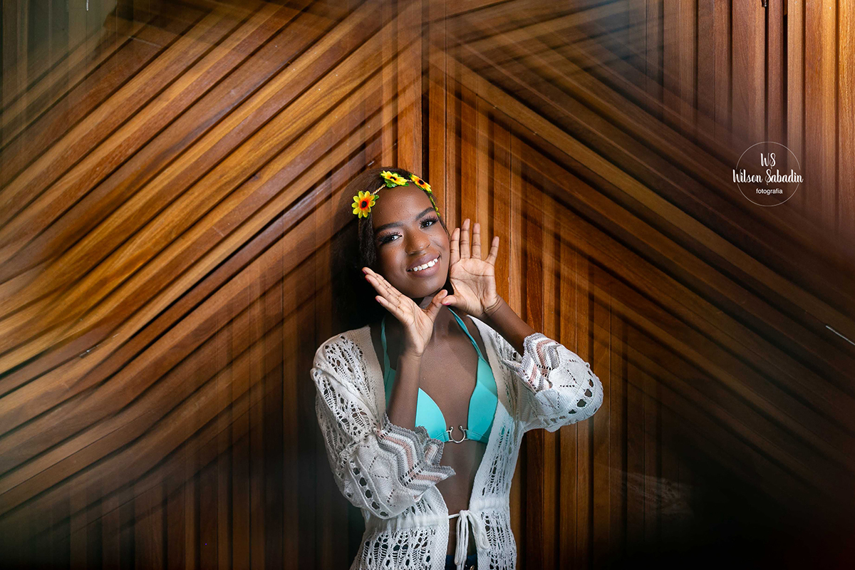 wilson Sabadin fotografo casamento salvador Bahia, enfrente a parede de madeira bege