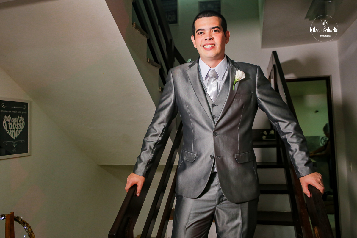 Wilson Sabadin fotografia casamento salvador Bahia, noivo descendo as escadas de madeira