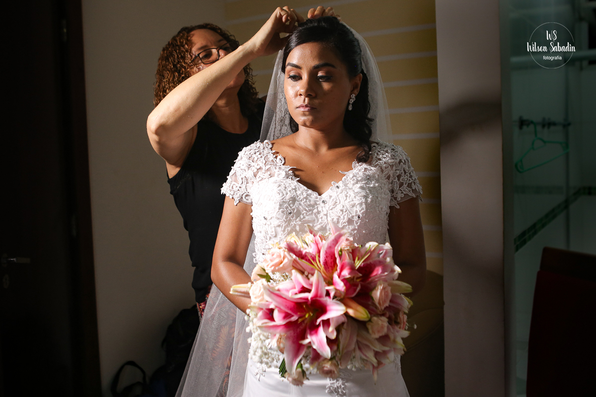 Wilson Sabadin fotografia casamento salvador Bahia, maquiadora clocando o véu