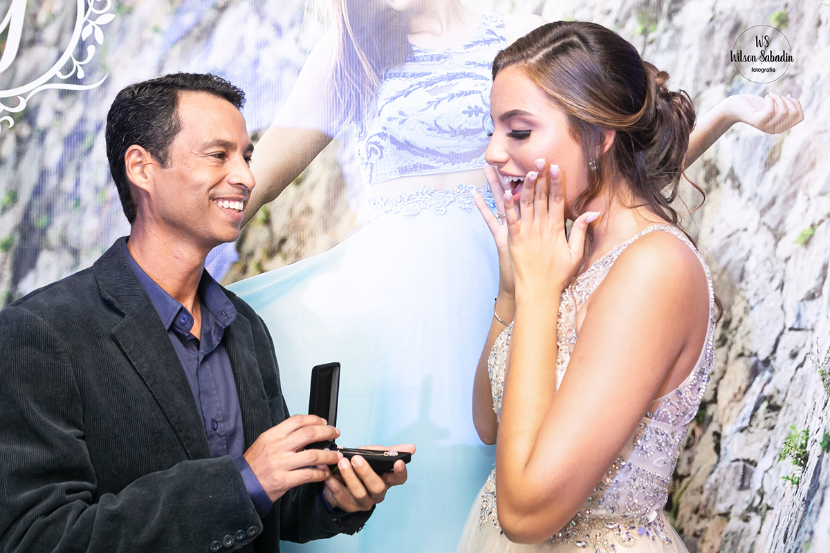 wilson Sabadin fotografia debutante  salvador bahía, ganhando jóias do padrinho