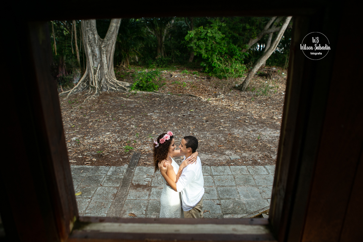 fotografia de casamento salvador bahía, casal visto da janela do trem 