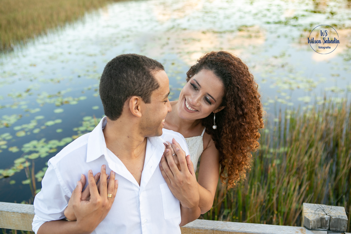 fotografia de casamento salvador bahía, casal enfrente ao rio joanes