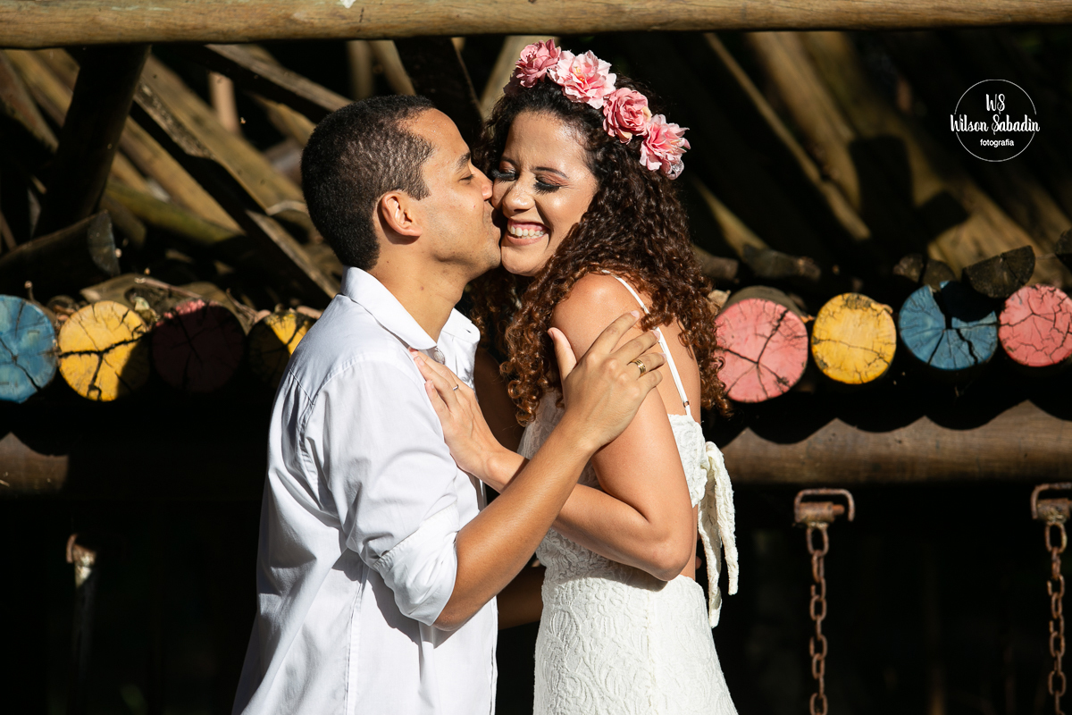 fotografia de casamento salvador bahía, casal abraçados no parque 