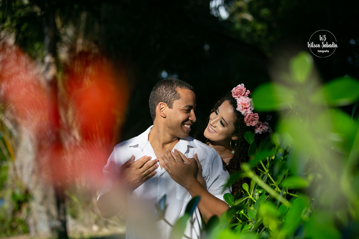 fotografia de casamento salvador bahía, casal em meio a vegetação 
