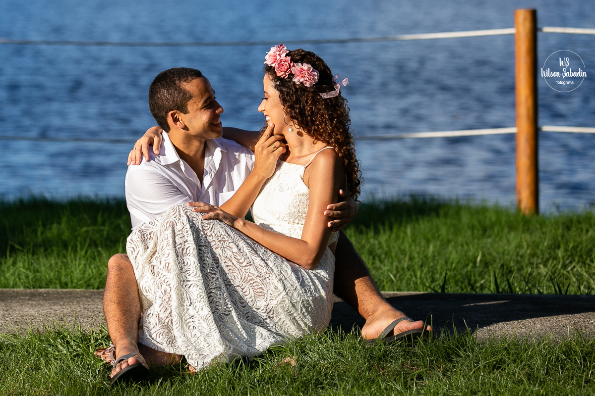 fotografia de casamento salvador bahía, casal sentados na grama