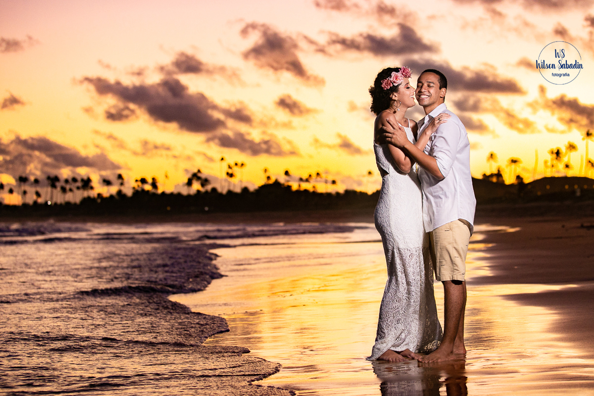 fotografia de casamento salvador bahía, casal na praia ao por do sol
