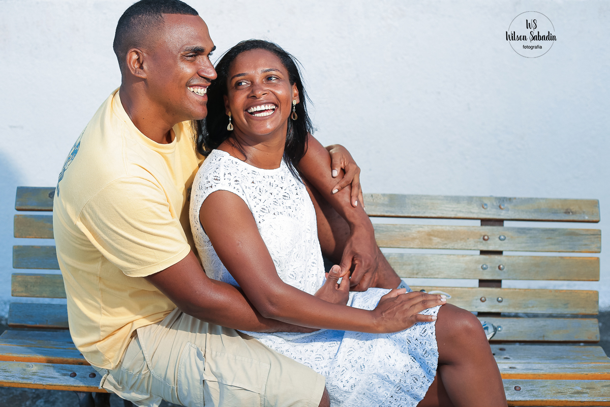 wilson Sabadin fotografia de casamento salvador bahía,  abraçados e sentados o banco de madeira