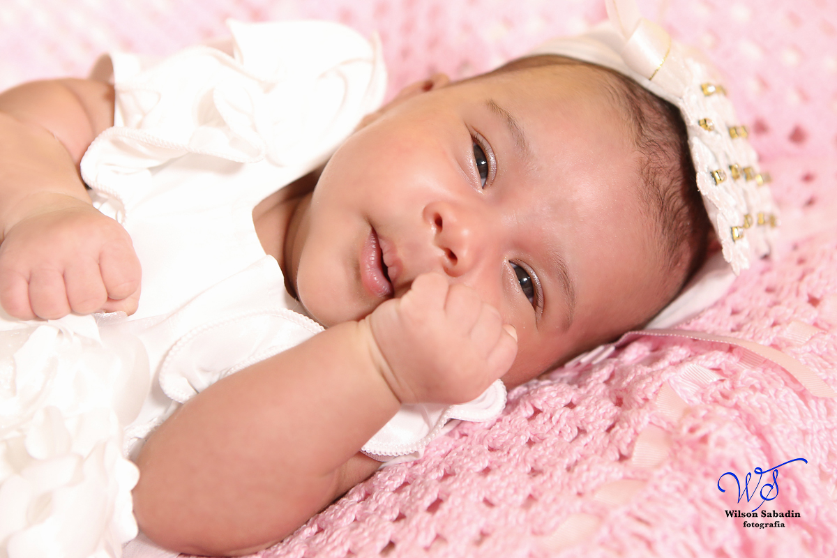 Fotografia de newborn em Salvador, o bebe colocando a mãozinha sob o rosto