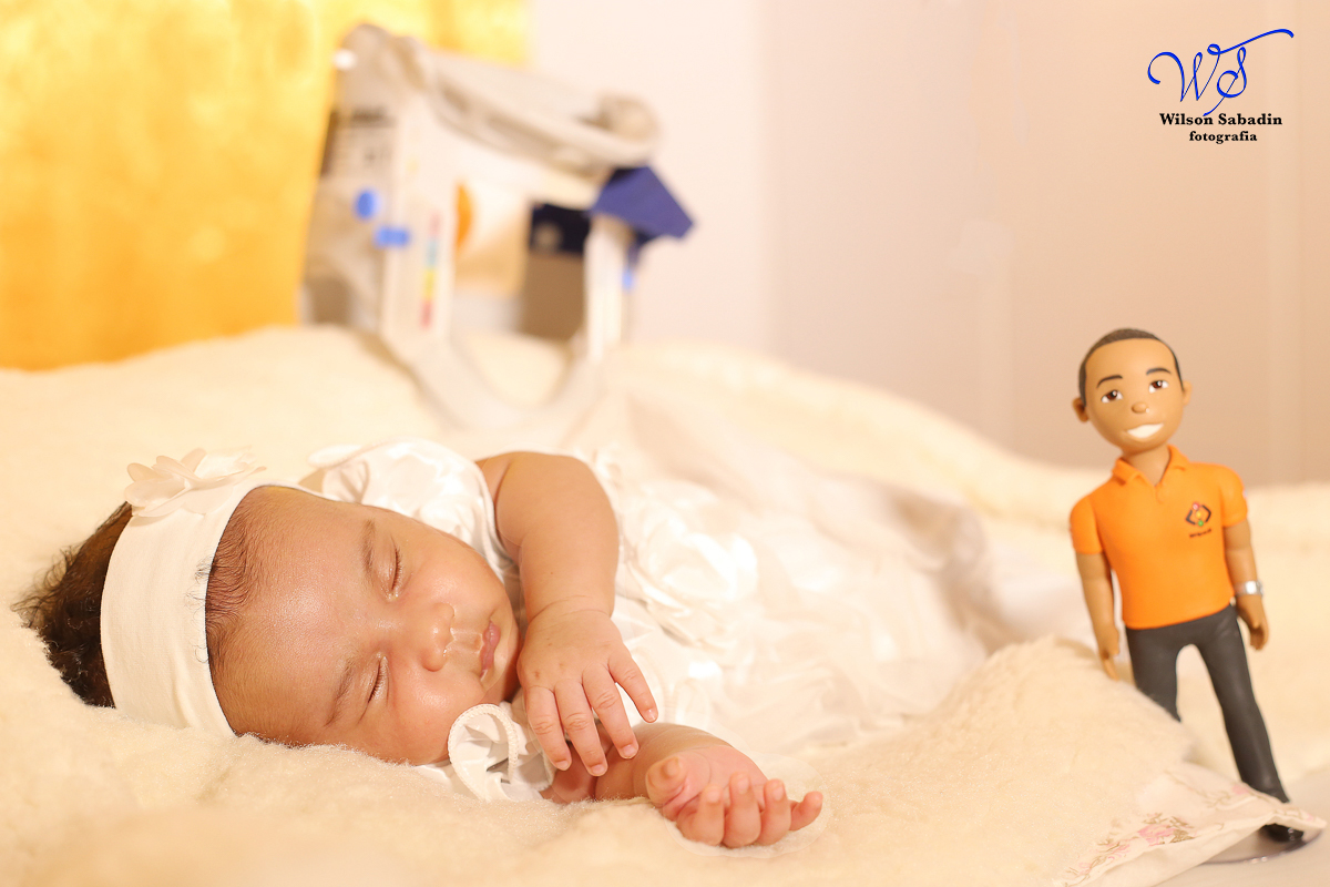 Fotografia de newborn em Salvador, o bebe junto ao material de trabalho do pai