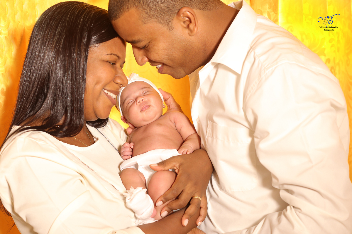 Fotografia de newborn em Salvador, o bebe entre os pais