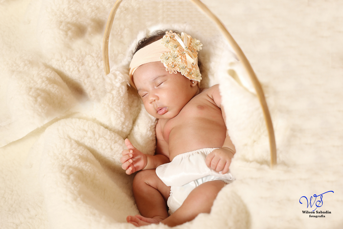 Fotografia de newborn em Salvador, o beb dormindo no cesto