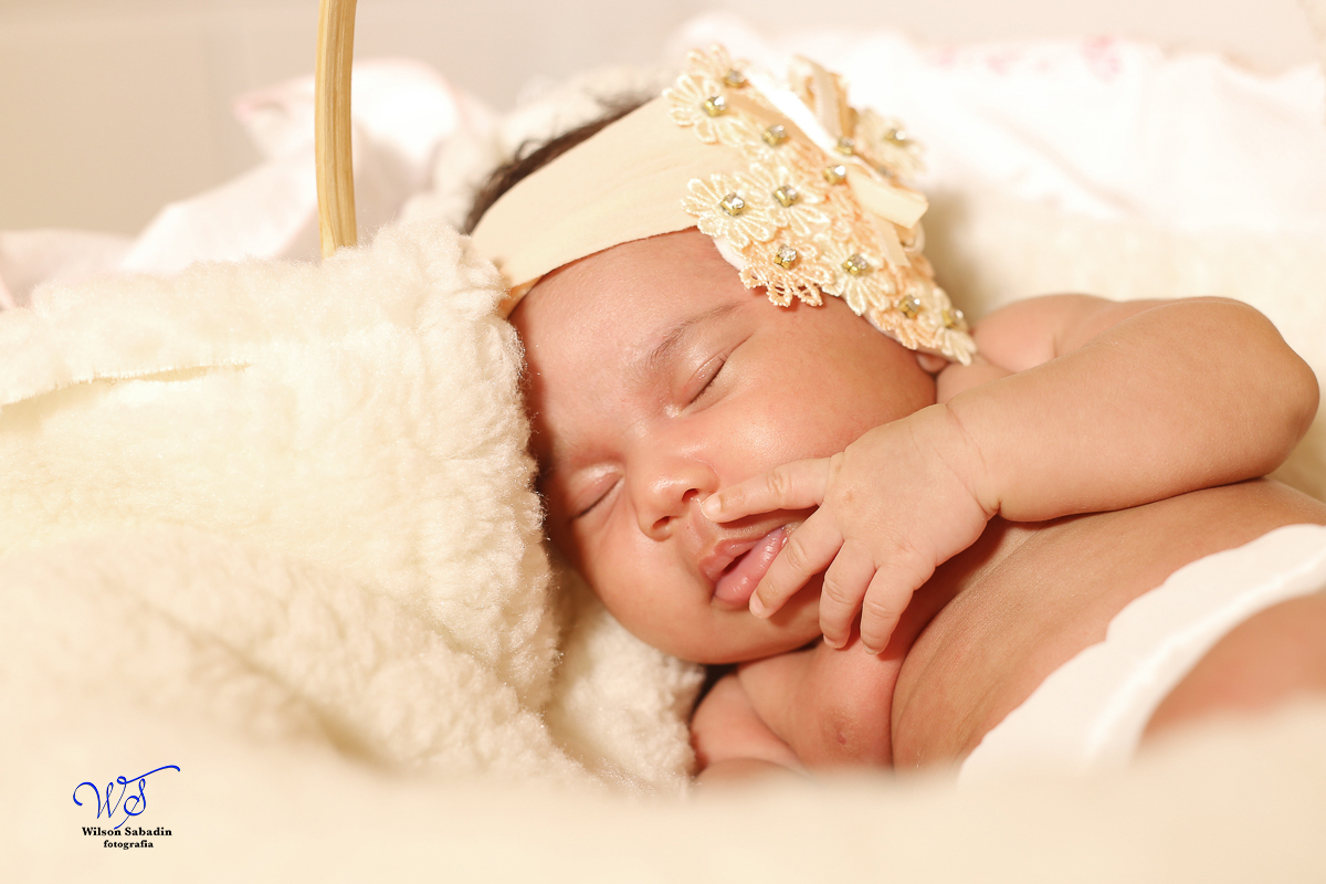 Fotografia de newborn em Salvador, o bebe com a mãozinha na boca