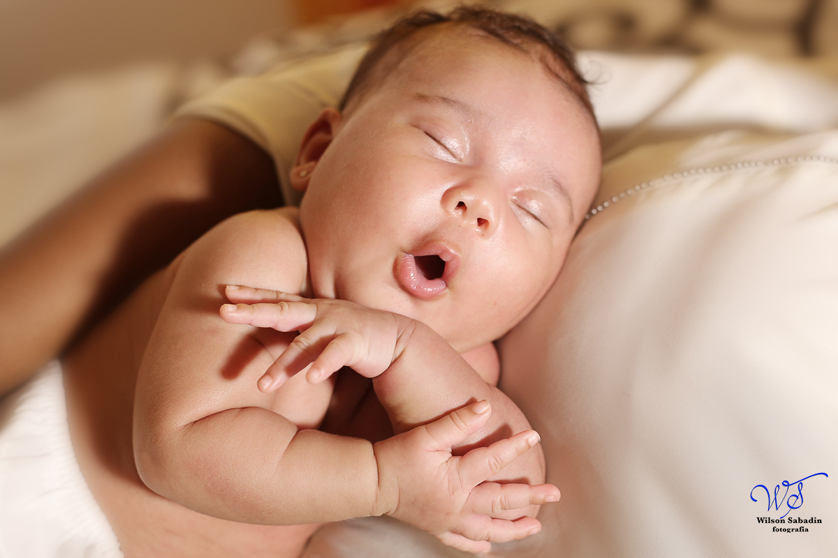 Fotografia de newborn em Salvador, o bebe mexendo os bracinhos