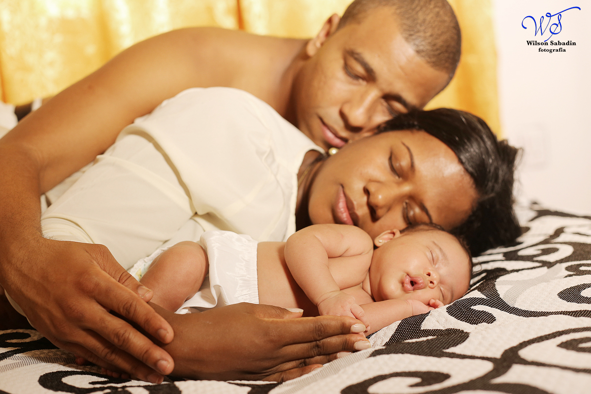 Fotografia de newborn em Salvador, o bebe dormindo com os pais