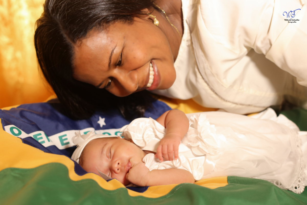 Fotografia de newborn em Salvador, a mãe olhando o seu bebe