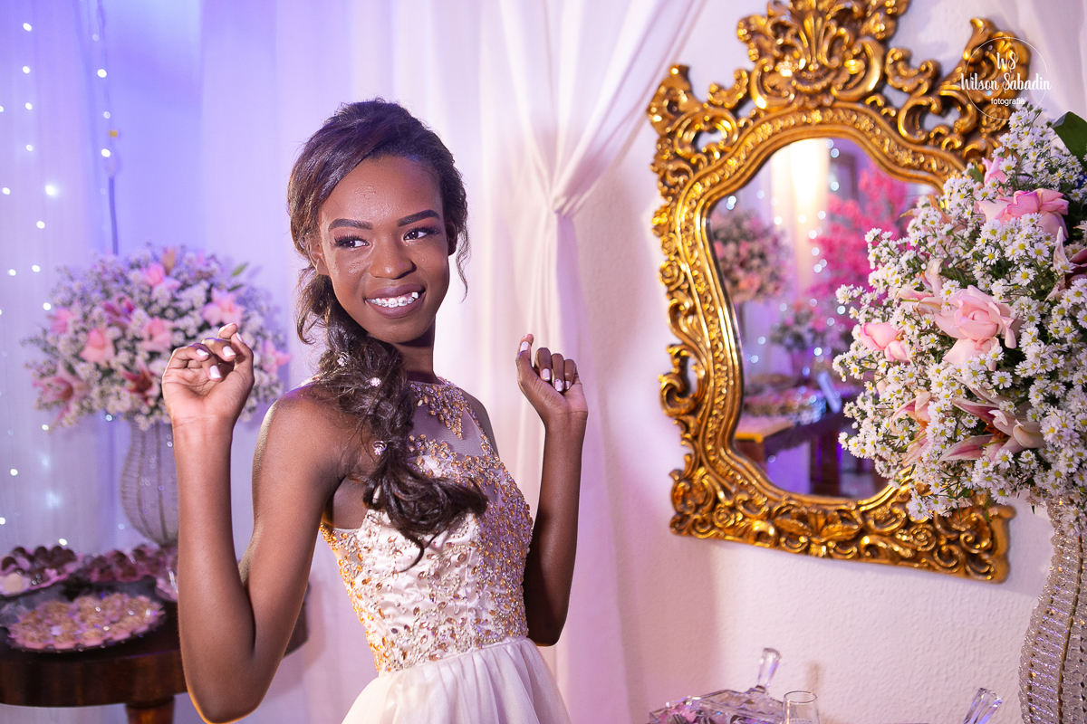 wilson Sabadin fotografia debutante  salvador bahía, debutante enfrente ao espelho do espaço de festas