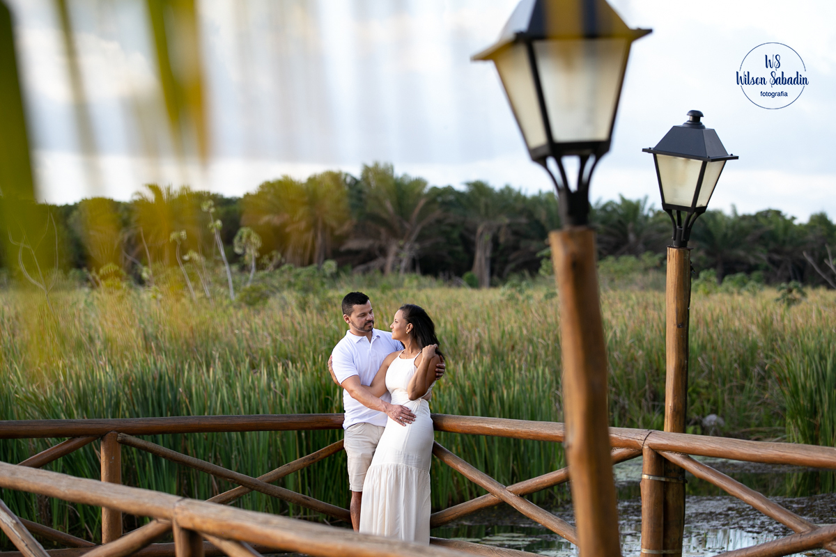 wilson sabadin fotografia de casamento salvador bahía, casal abraçado em um desk na praia do forte bahia