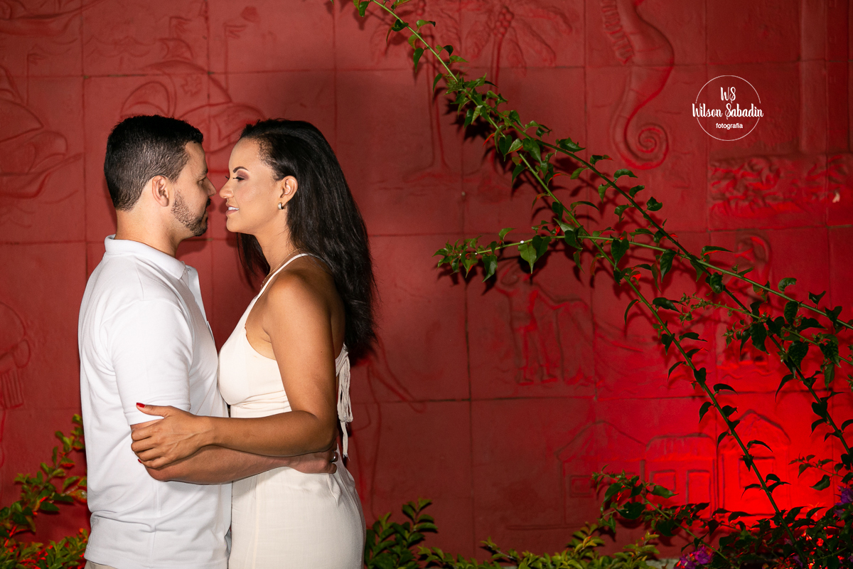 wilson sabadin fotografia de casamento salvador bahía, casal abraçado enfrente a parede vermelha 