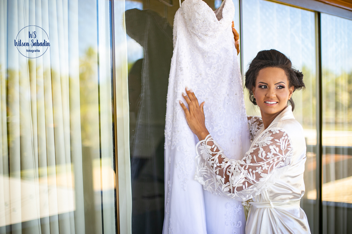 wilson Sabadin fotografia de casamento salvador bahía, noiva com seu vestido olhando para o jardim 