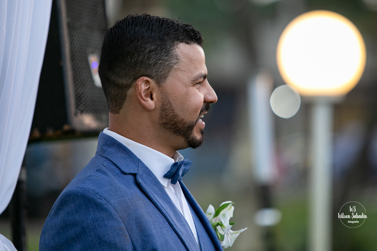 wilson Sabadin fotografia de casamento salvador bahía, o noivo sorridente vendo a noiva entrar