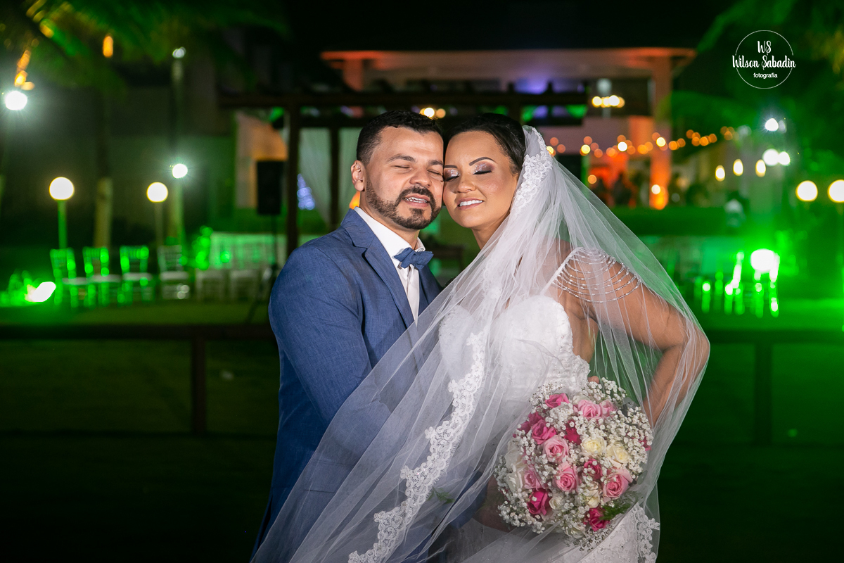 wilson Sabadin fotografia de casamento salvador bahía, casal abraçados enfrente ao espaço de eventos