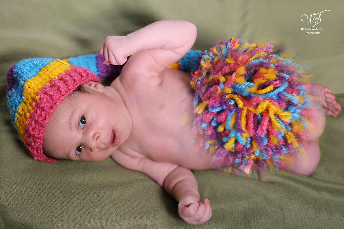 Fotografia de newborn em Salvador, o bebe com touca colorida