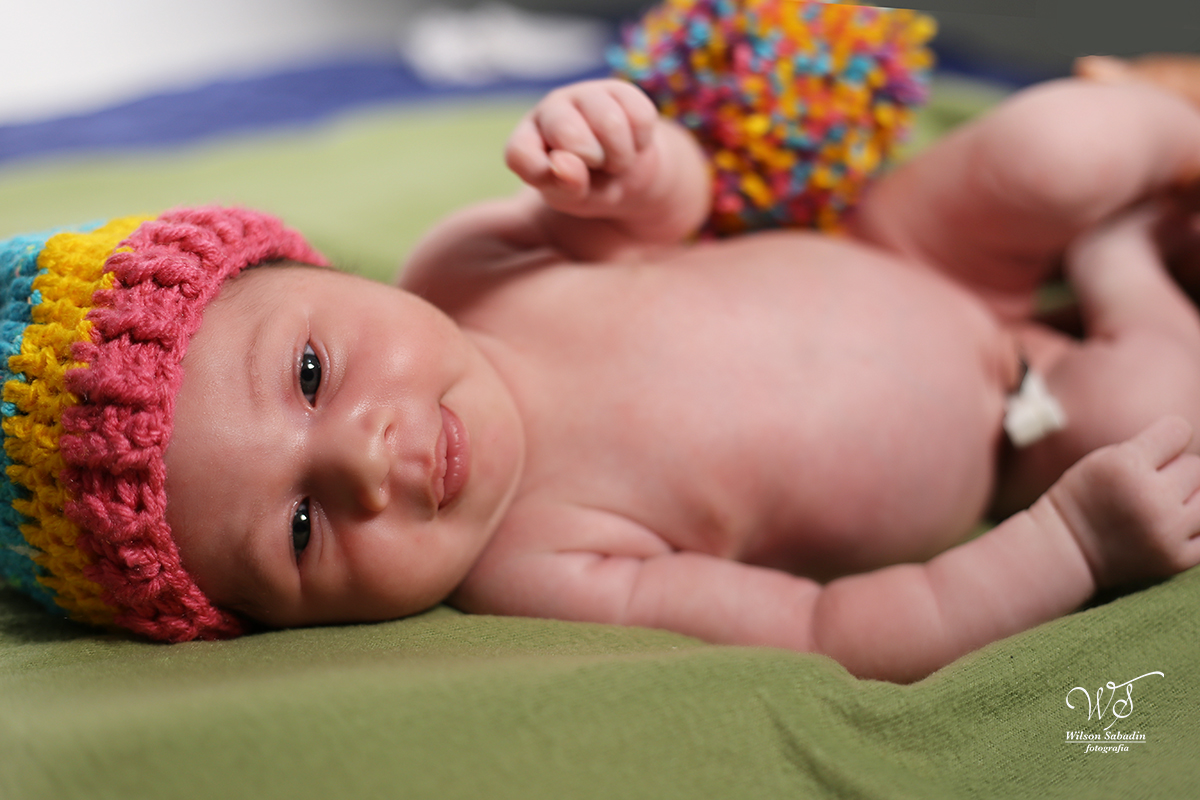 Fotografia de newborn em Salvador, o bebe sorrindo