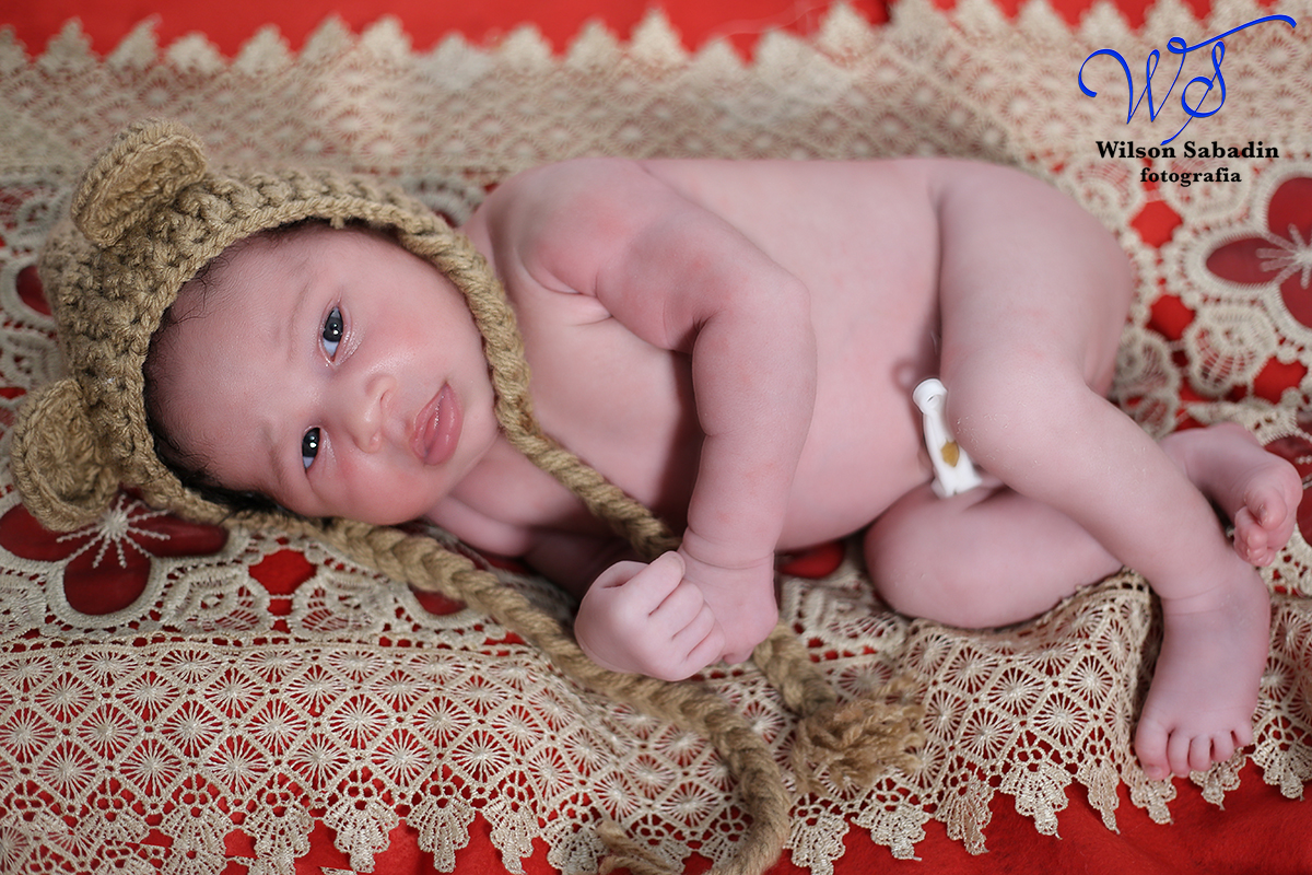 Fotografia de newborn em Salvador, o bebe com gorro marrom