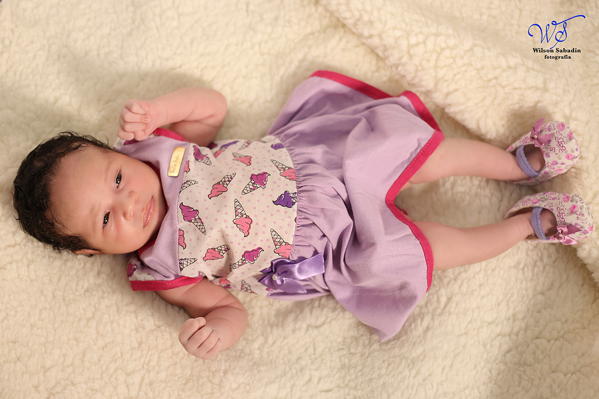 Fotografia de newborn em Salvador, o bebe vestido colorido