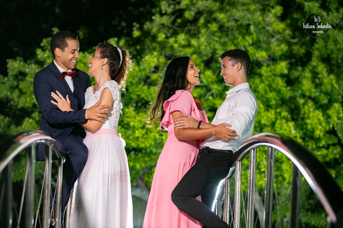 fotografia de casamento em Salvador Bahia, os noivos sob a ponte com os padrinhos 