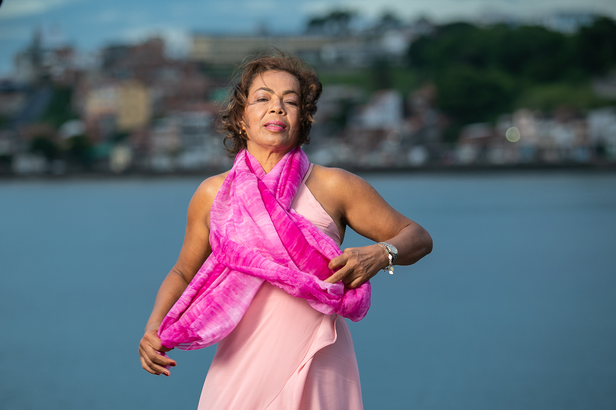 fotografia de casamento em salvador Bahia, ensaio de idoso, com cenário da ponta do Humaitá 