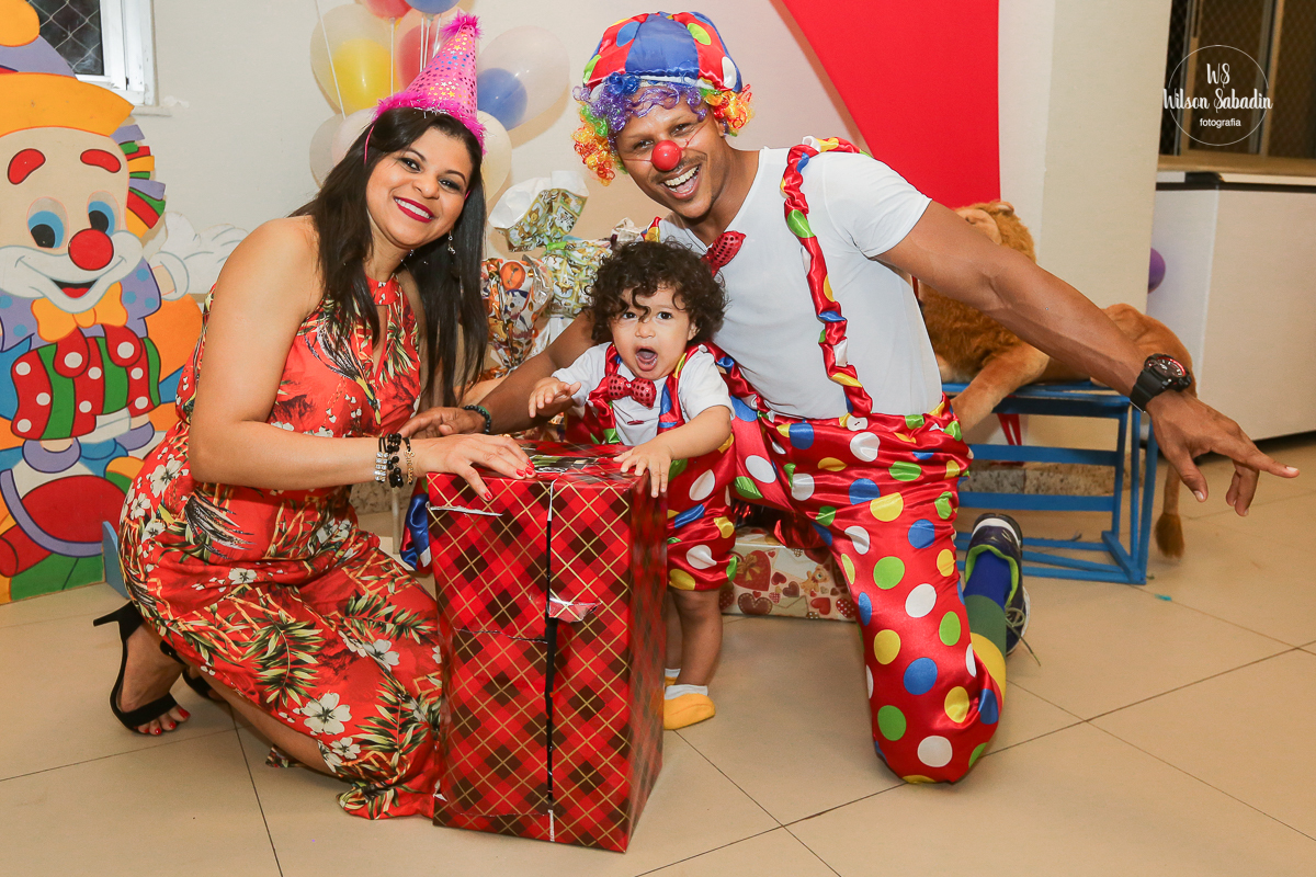 fotografia infantil salvador bahía o bebe fantasiado de palhaço, com os pais fantasiados de palhaço