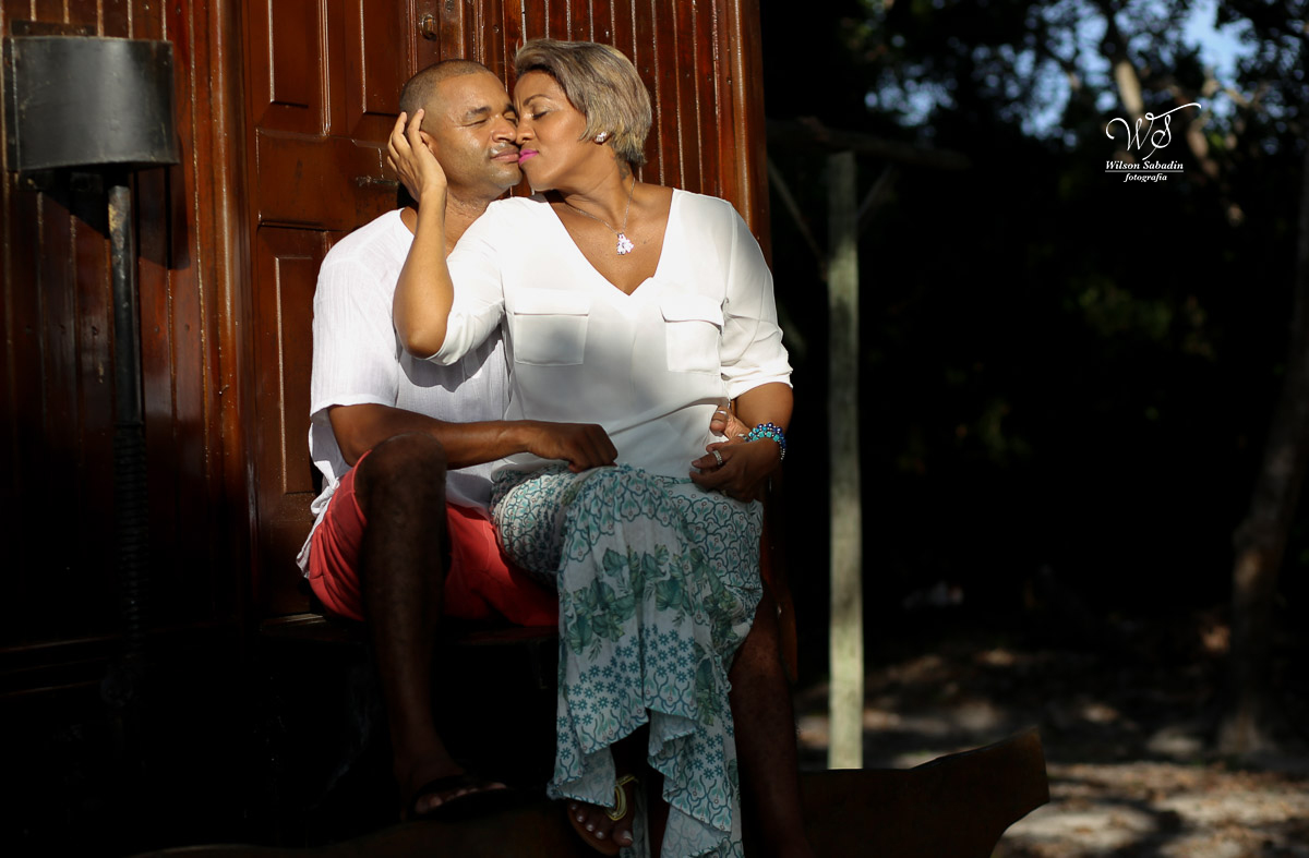 Fotografia de casamento, noivos, noiva, noivo, fotografia de noivos, vestido de noiva, sapato, perfume, cabelo, ensaio de casal, casal sentado enfrente ao vagão de trem