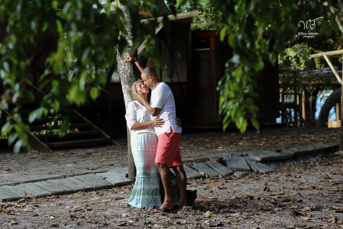 Fotografia de casamento, noivos, noiva, noivo, fotografia de noivos, vestido de noiva, sapato, perfume, cabelo, fotografia de ensaio de casal, casal encostado na árvore