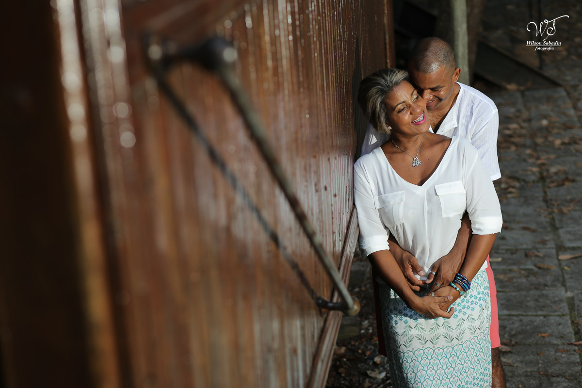 Fotografia de casamento, noivos, noiva, noivo, fotografia de noivos, vestido de noiva, sapato, perfume, cabelo,  fotografia de ensaio de casal, casal encostado na parede de madeira`