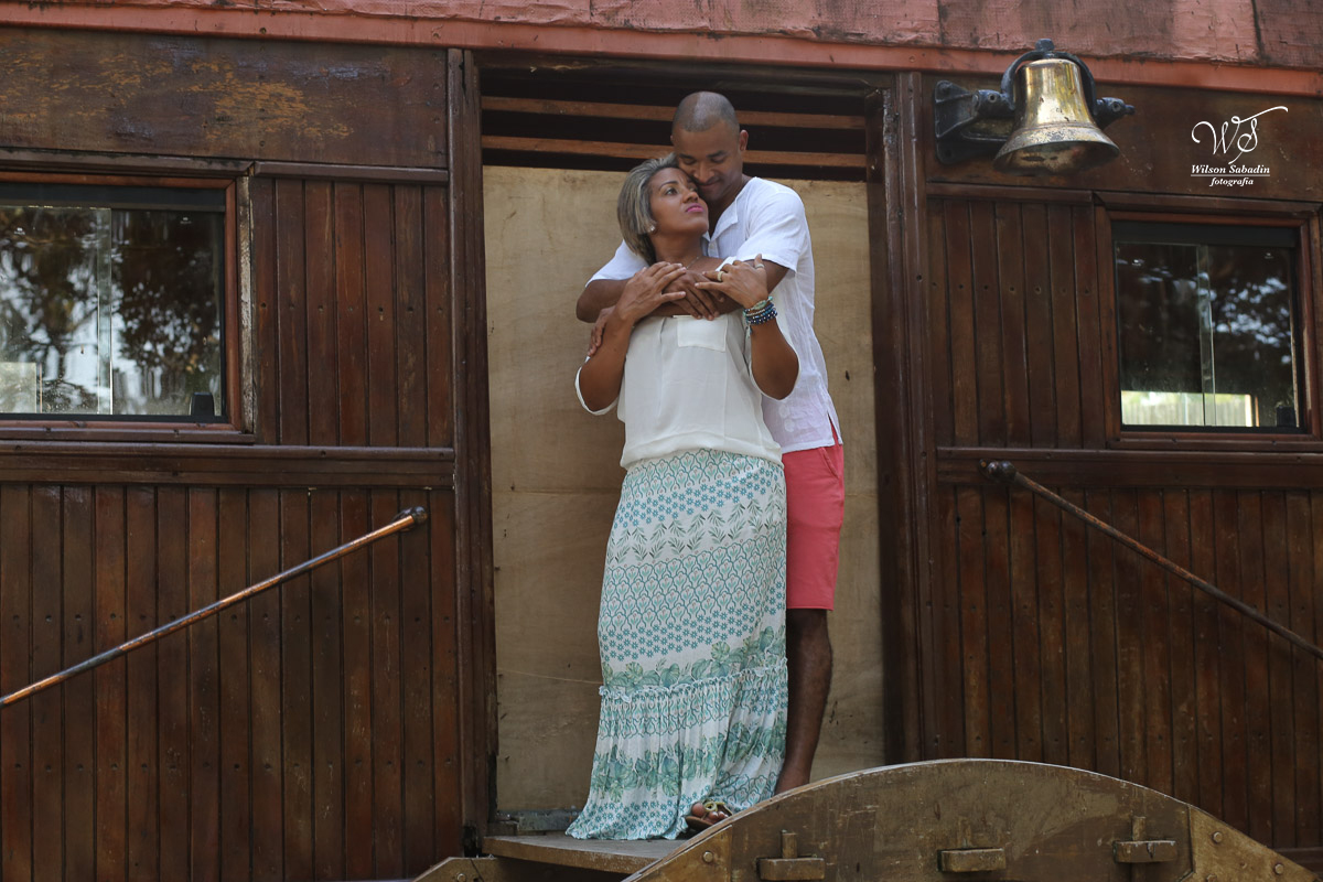 Fotografia de casamento, noivos, noiva, noivo, fotografia de noivos, vestido de noiva, sapato, perfume, cabelo,  fotografia de casal, casal encostado na porta do trem
