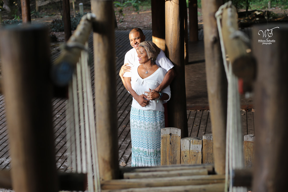 Fotografia de casamento, noivos, noiva, noivo, fotografia de noivos, vestido de noiva, sapato, perfume, cabelo,  fotografia de casal, ensaio de casal, casal abraçado
