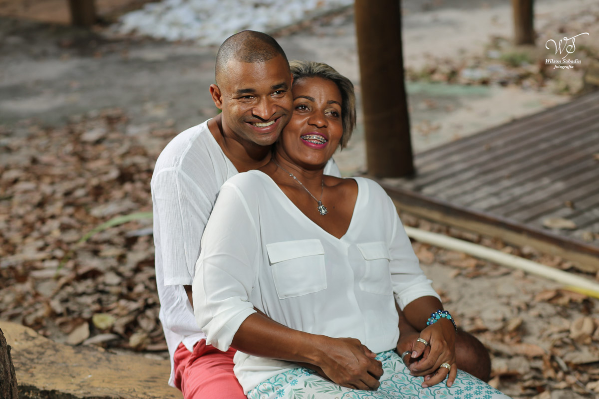 Fotografia de casamento, noivos, noiva, noivo, fotografia de noivos, vestido de noiva, sapato, perfume, cabelo,  fotografia de casal, ensaio de casal, pré casamento, pré wedding, casal sentado