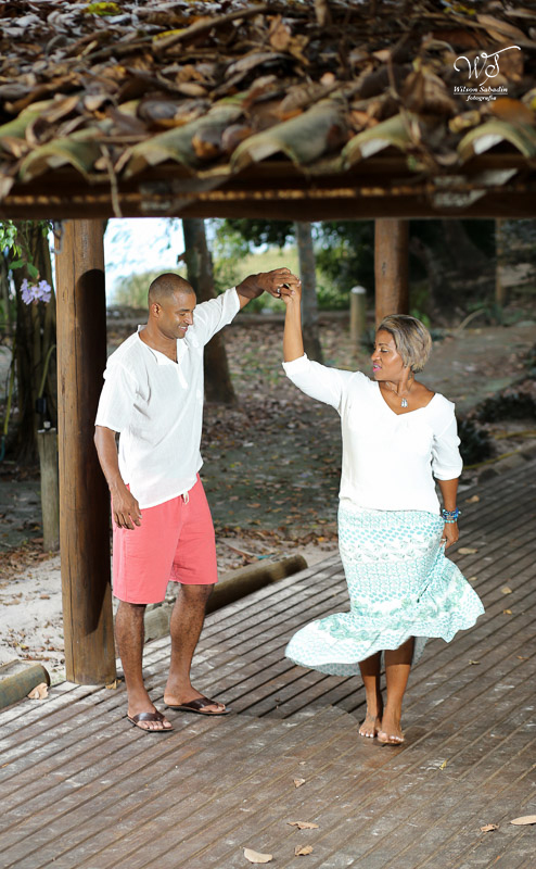 Fotografia de casamento, noivos, noiva, noivo, fotografia de noivos, vestido de noiva, sapato, perfume, cabelo,  fotografia de casal, ensaio de casal, pré casamento, pré wedding casal dançando