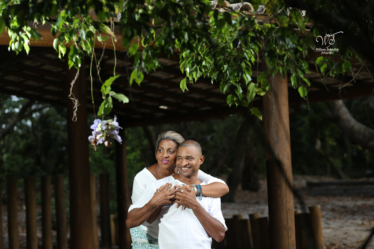 Fotografia de casamento, noivos, noiva, noivo, fotografia de noivos, sapato, perfume, cabelo,  fotografia de casal, ensaio de casal, pré casamento, pré wedding, casal debaixo das flores