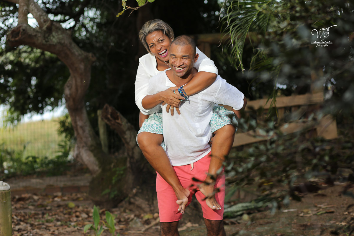 Fotografia de casamento, noivos, noiva, noivo, fotografia de noivos, sapato, perfume, cabelo,  fotografia de casal, ensaio de casal, pré casamento, pré wedding, noivo carregando a noiva