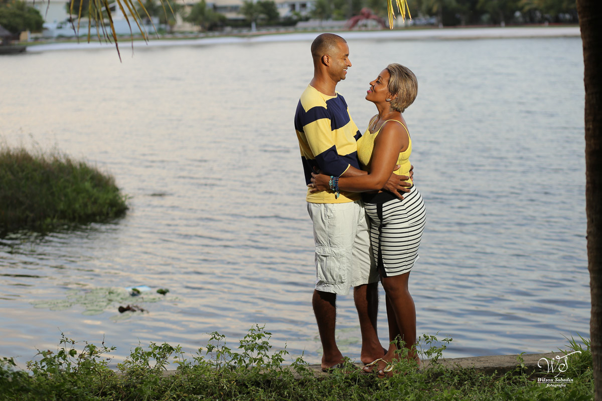 Fotografia de casamento, noivos, noiva, noivo, fotografia de noivos, vestido de noiva, sapato, perfume, cabelo,  fotografia de casal, ensaio de casal, pré casamento, pré wedding, casal no lago
