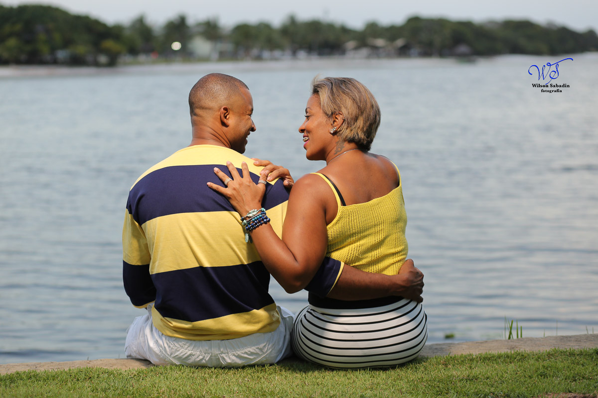 Fotografia de casamento, noivos, noiva, noivo, fotografia de noivos, vestido de noiva, cabelo,  fotografia de casal, ensaio de casal, pré casamento, pré wedding, casal sentado sob o lago