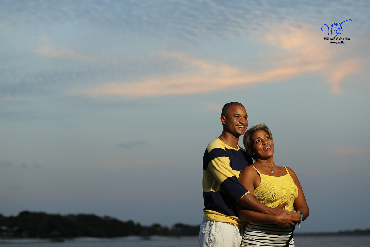 Fotografia de casamento, fotografia de noivos, vestido de noiva, sapato, perfume, cabelo,  fotografia de casal, ensaio de casal, pré casamento, pré wedding, contemplando pôr do sol