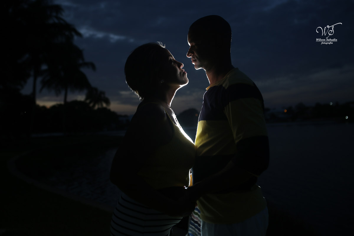 Fotografia de casamento, noivos, noiva, noivo, fotografia de noivos, vestido de noiva, sapato, perfume, cabelo,  fotografia de casal, ensaio de casal, pré casamento, pré wedding, silhueta