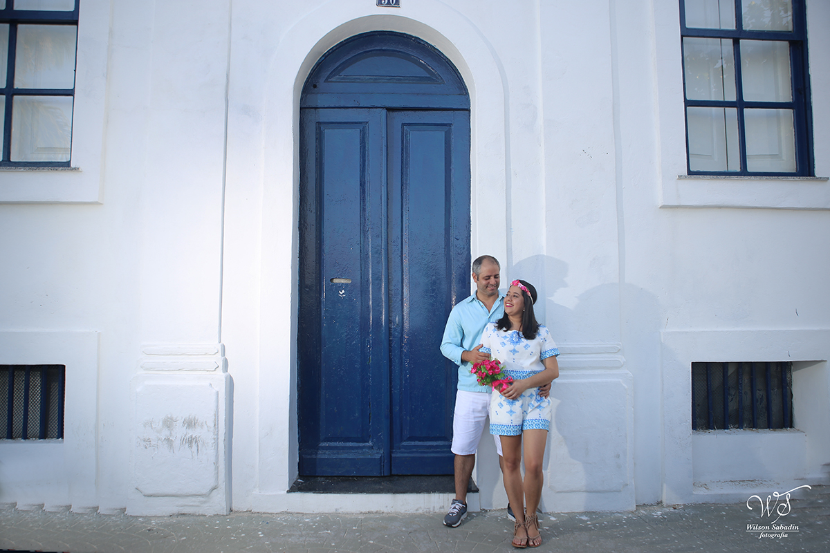 Fotografia de casamento, noivos, noiva, noivo, fotografia de noivos, cabelo,  fotografia de casal, ensaio de casal, pré casamento, pré wedding, enfrente a porta azul