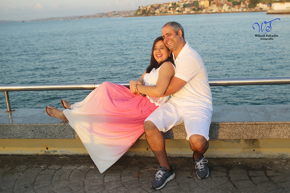 Fotografia de casamento, noivos, noiva, noivo, fotografia de noivos, cabelo,  fotografia de casal, ensaio de casal, pré casamento, pré wedding, sentados enfrente ao mar